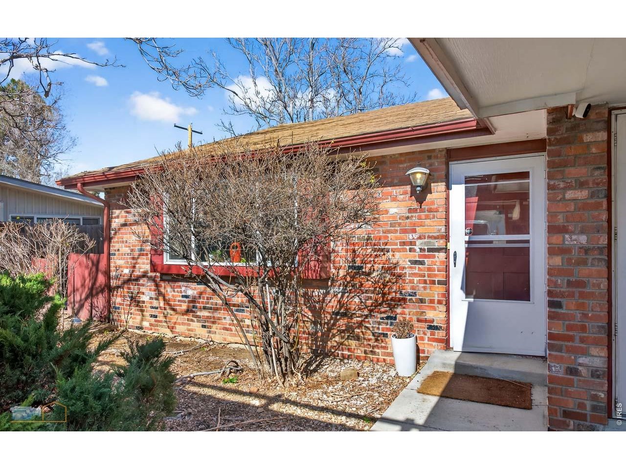 4425 Comanche Dr