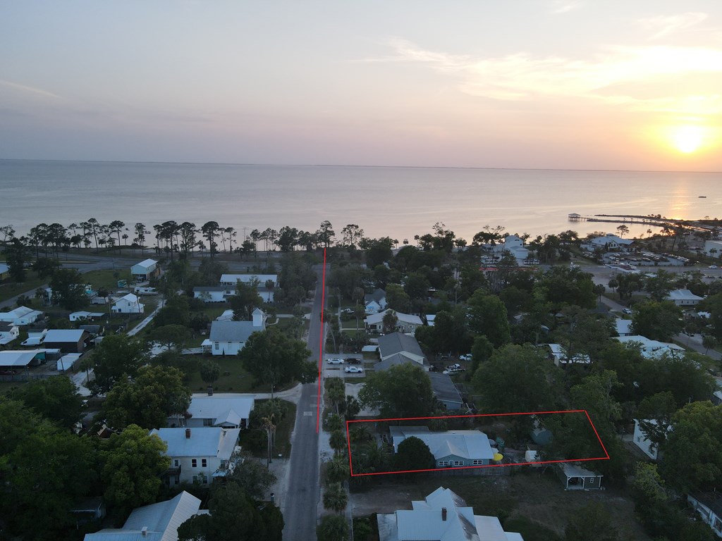 225 8th St, Port St. Joe 32456