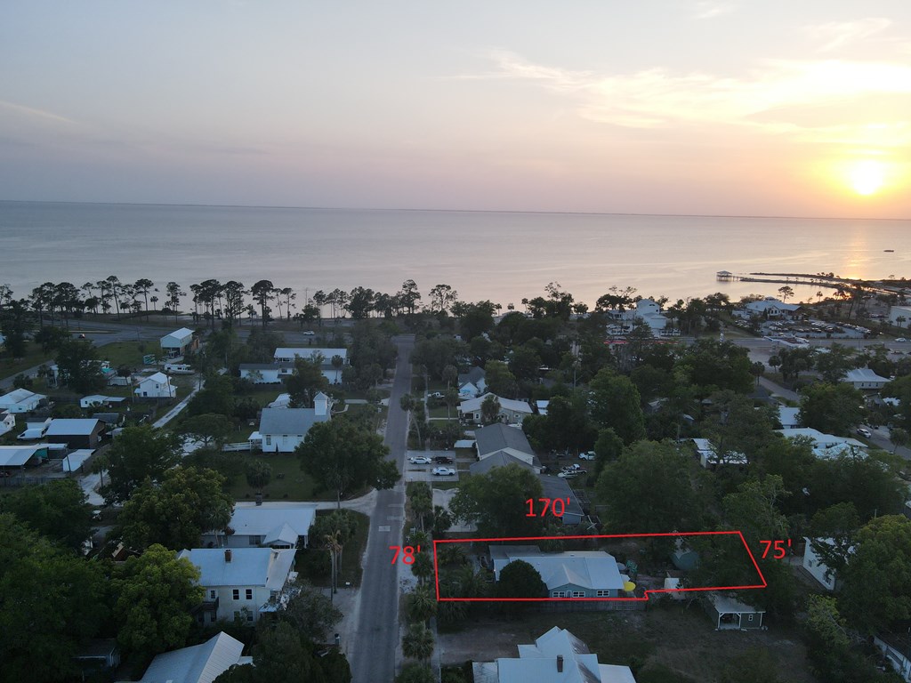 225 8th St, Port St. Joe 32456