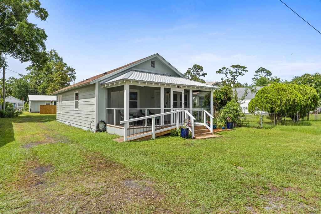 509 8th St, Port St. Joe 32456