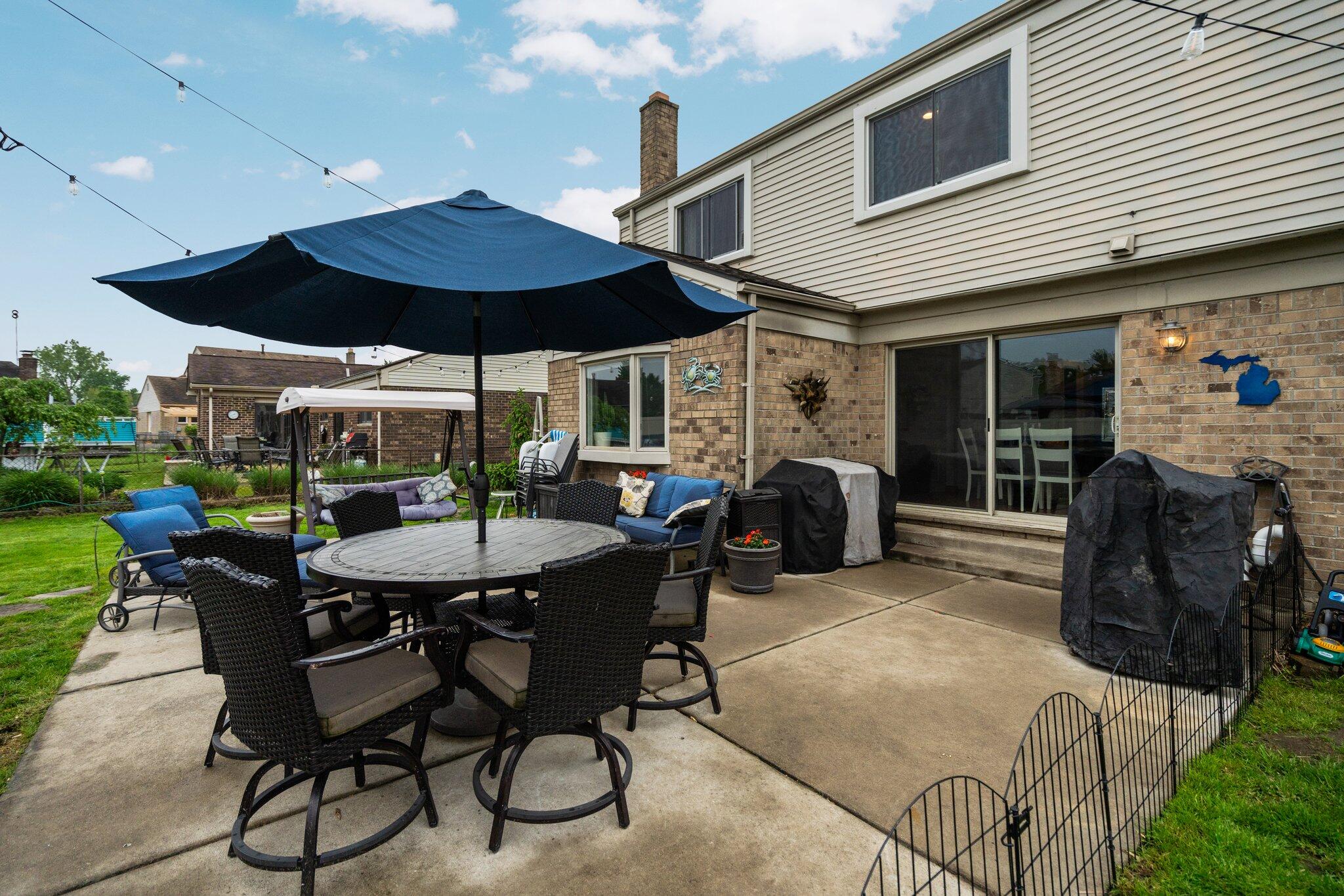 927 Queens Way