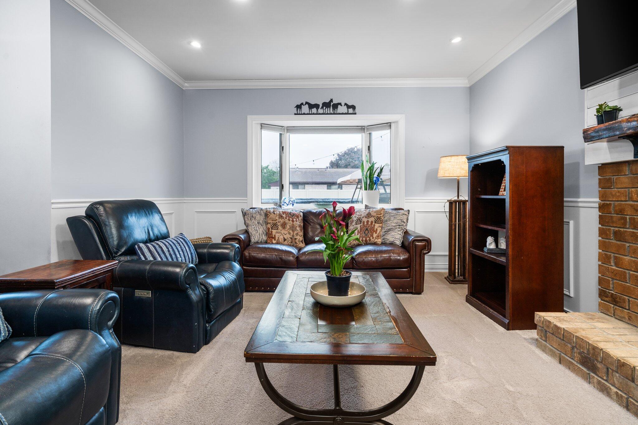 927 Queens Way