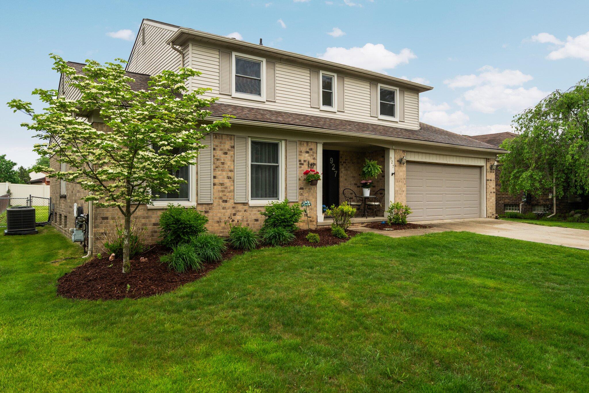 927 Queens Way