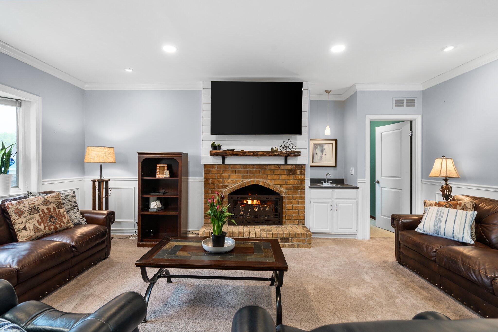 927 Queens Way