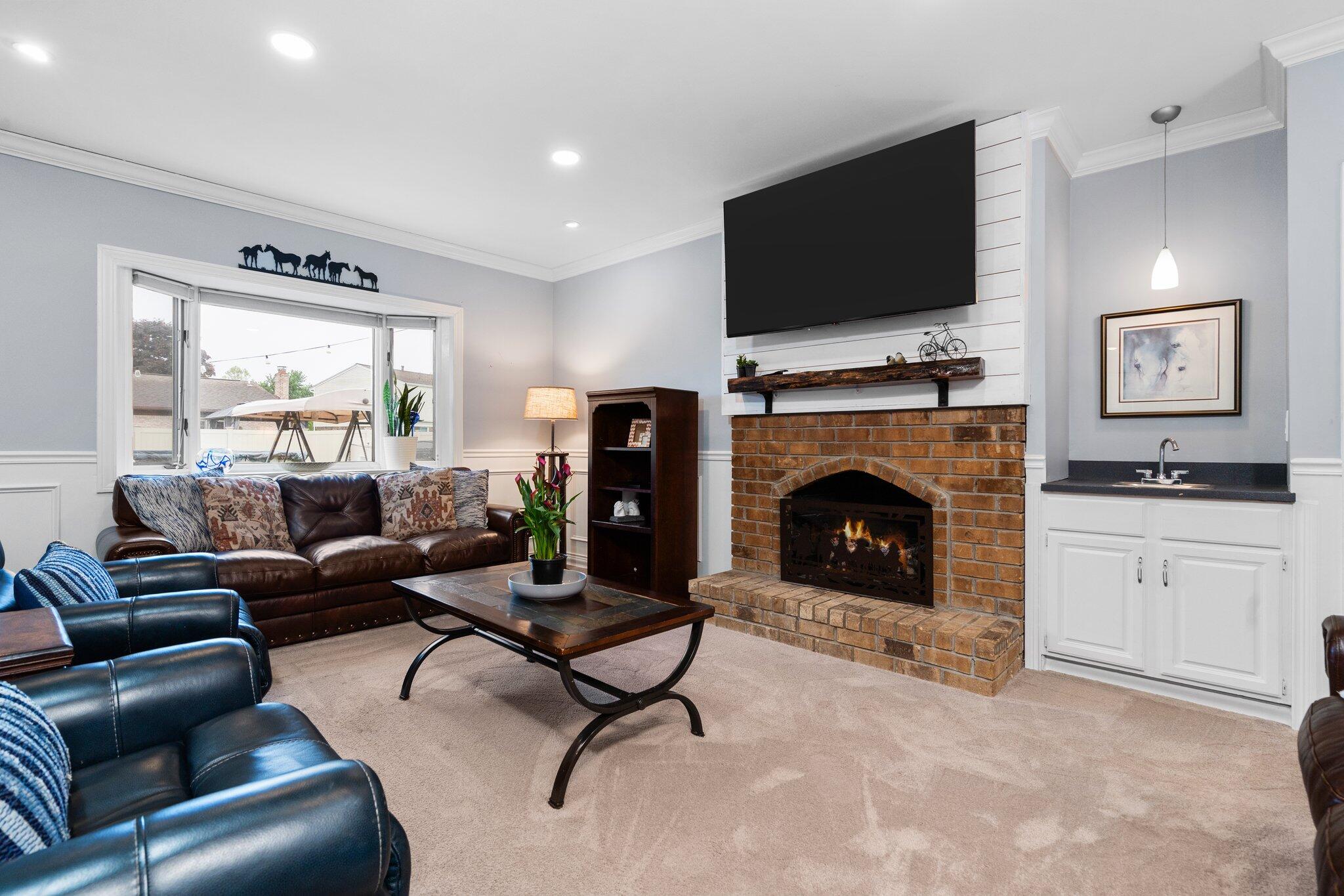 927 Queens Way