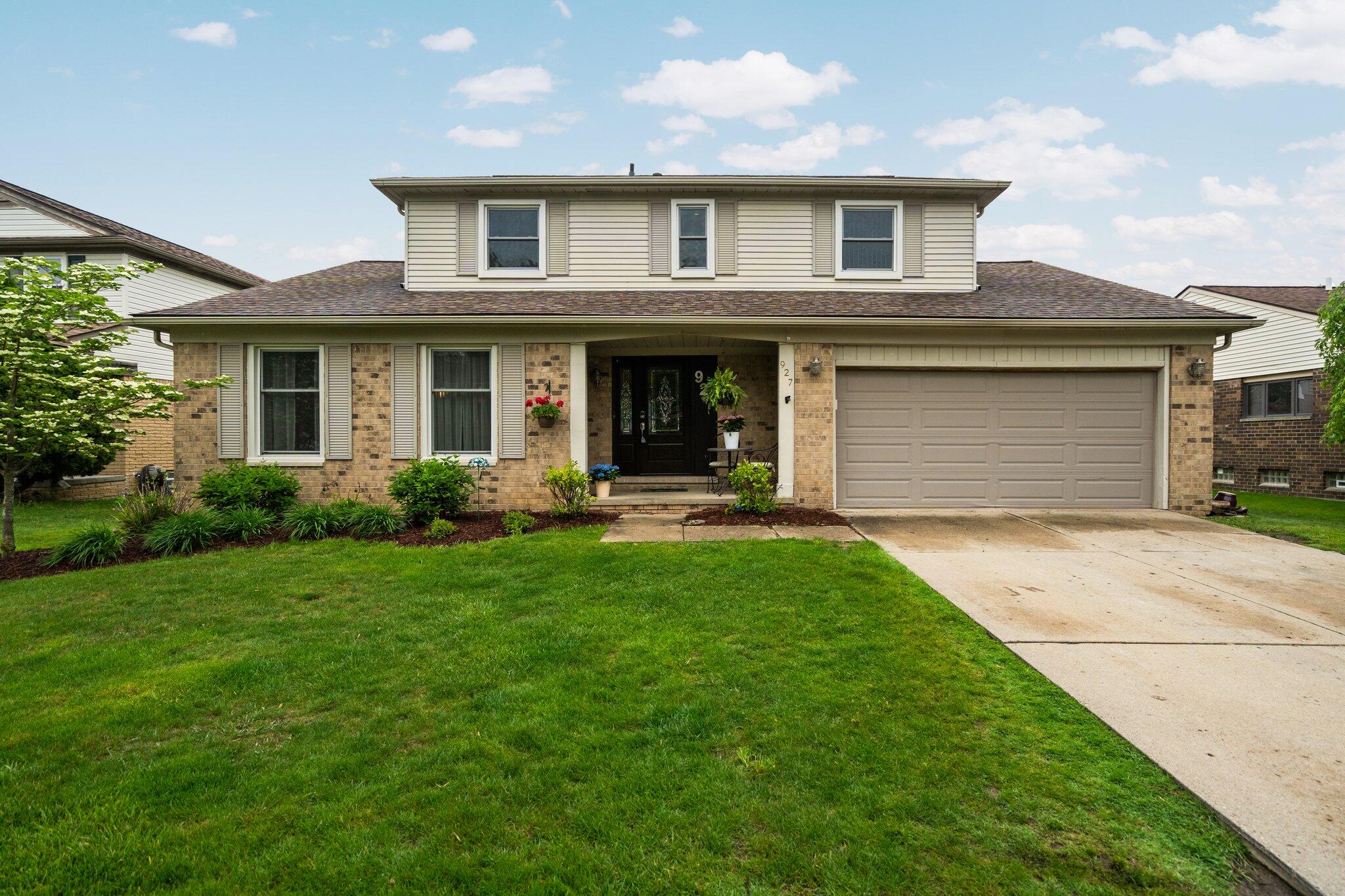 927 Queens Way