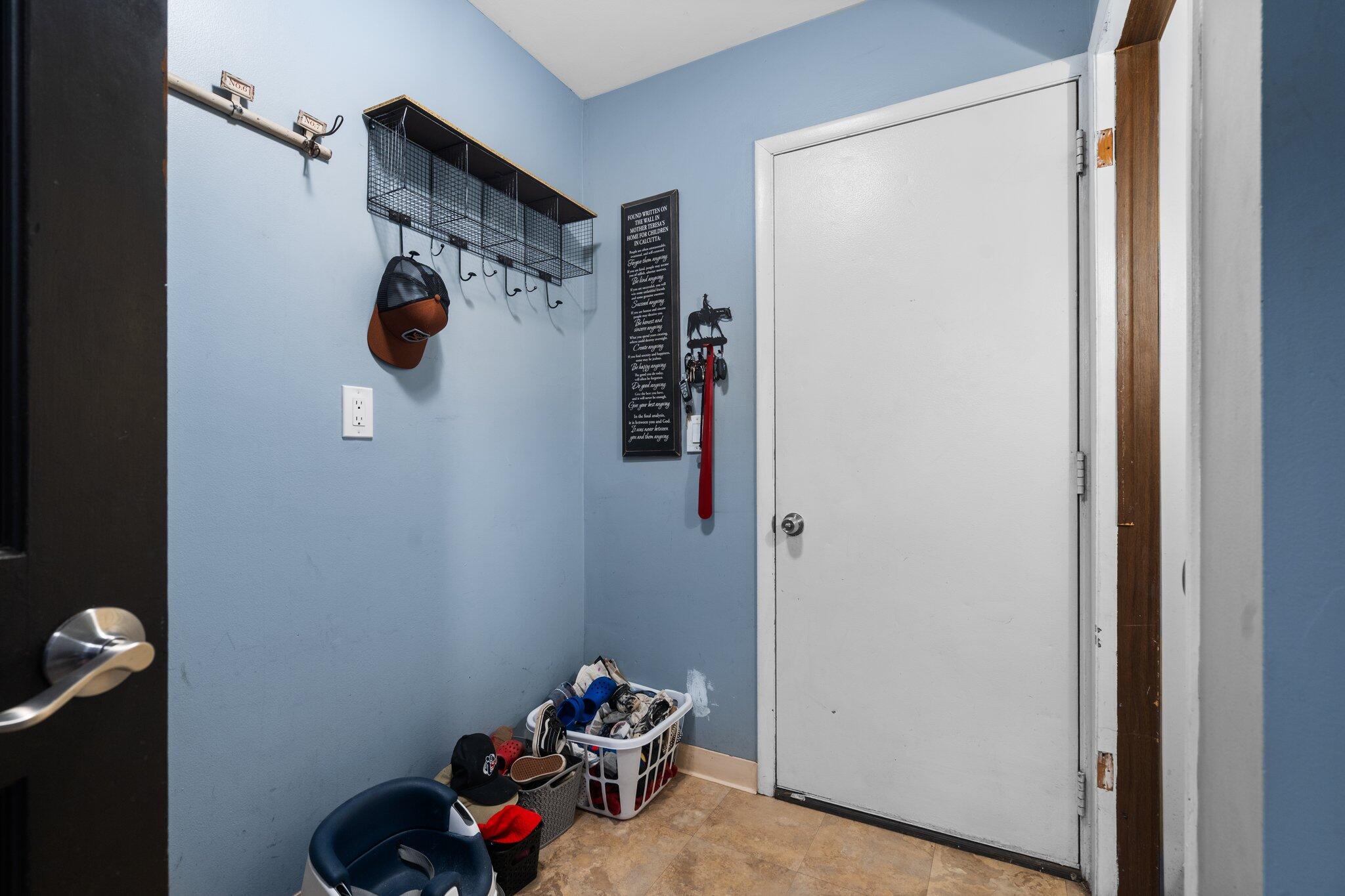 927 Queens Way