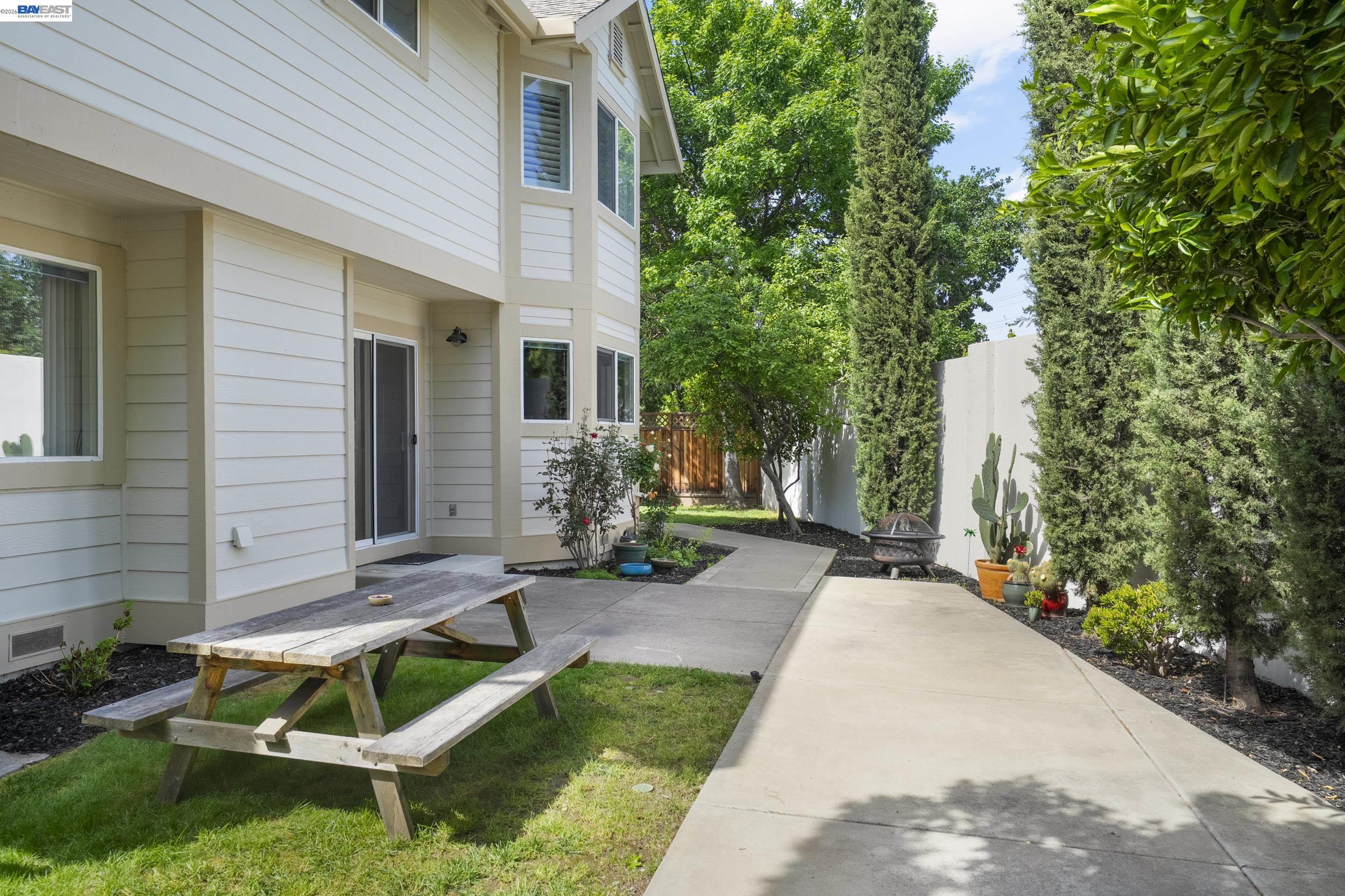 282 Del Valle Ct