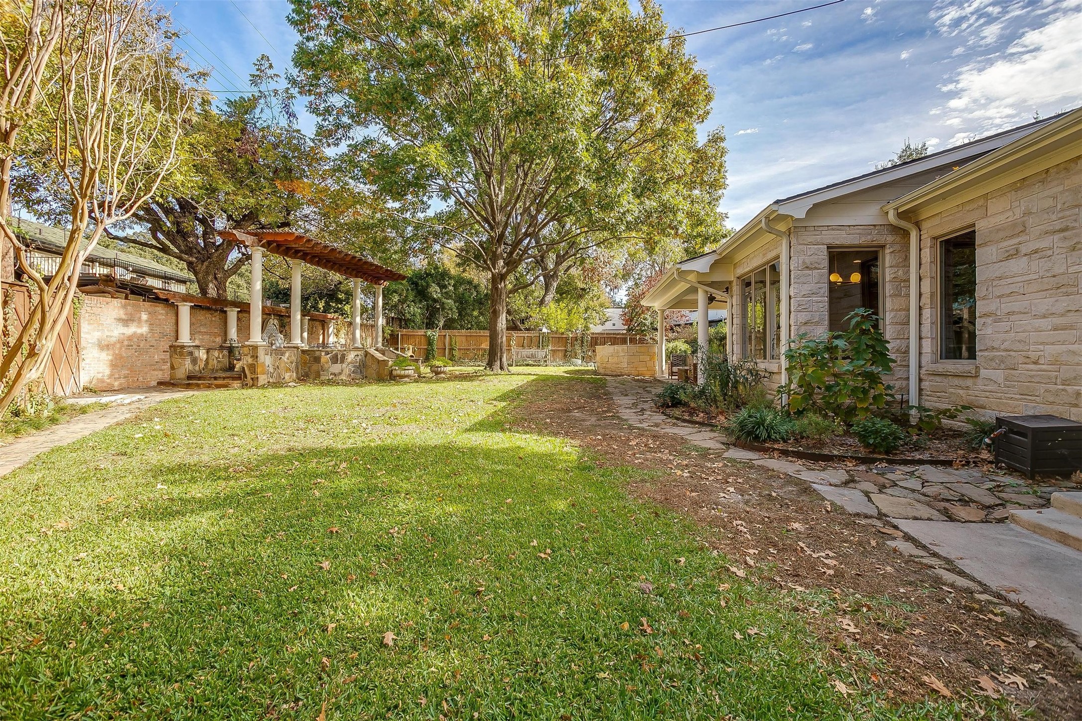 2320 Mistletoe Drive