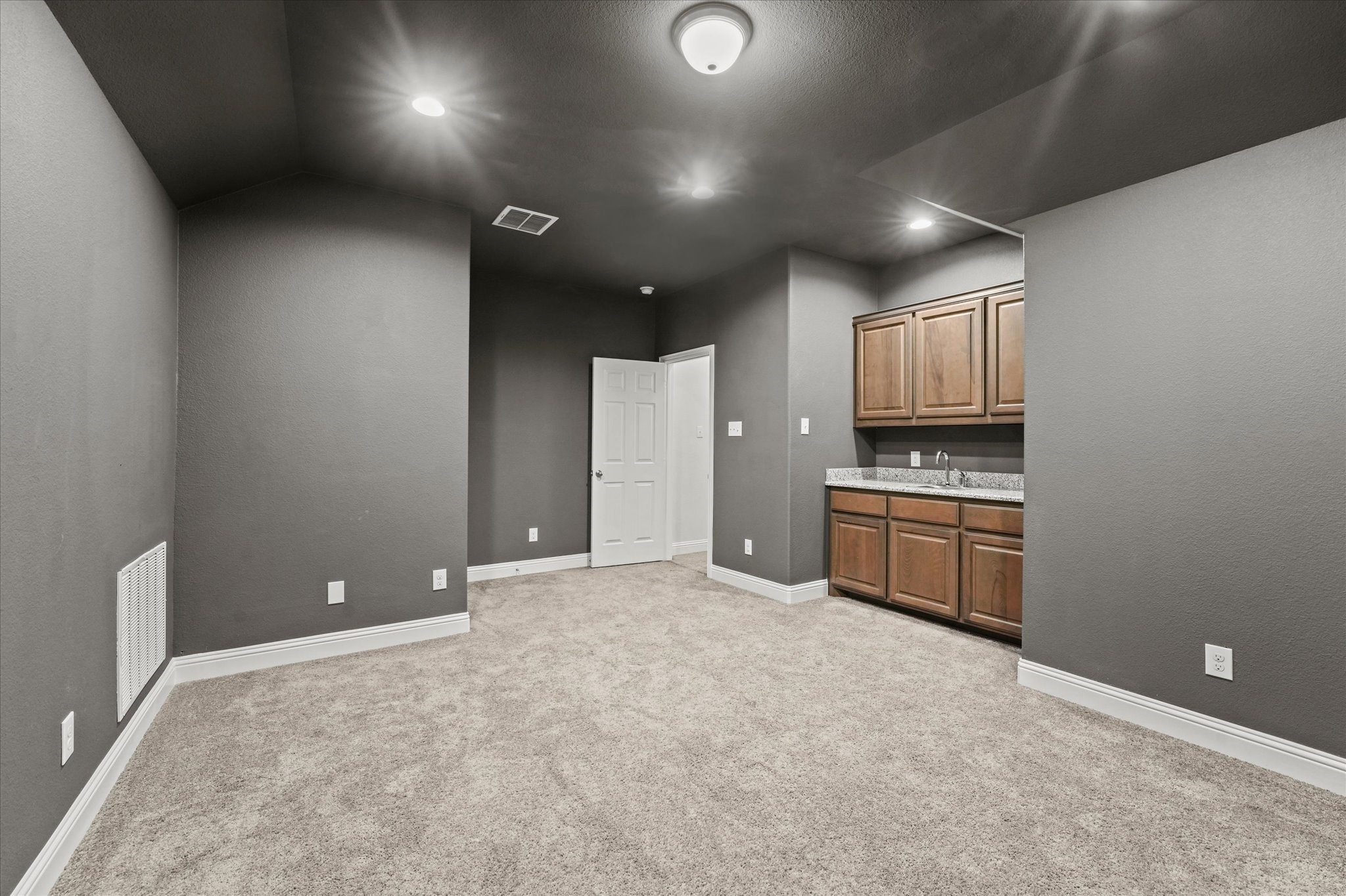 5653 Salt Springs