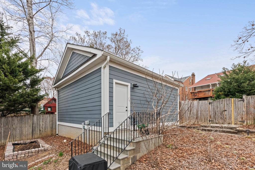 635 PUTNAM PLACE