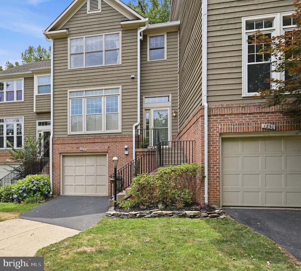 1232 WEATHERSTONE COURT