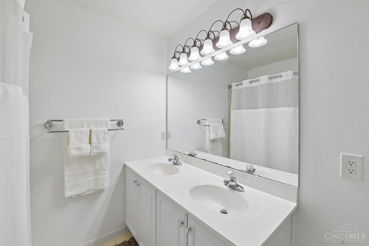 4189 Lakeknoll Drive