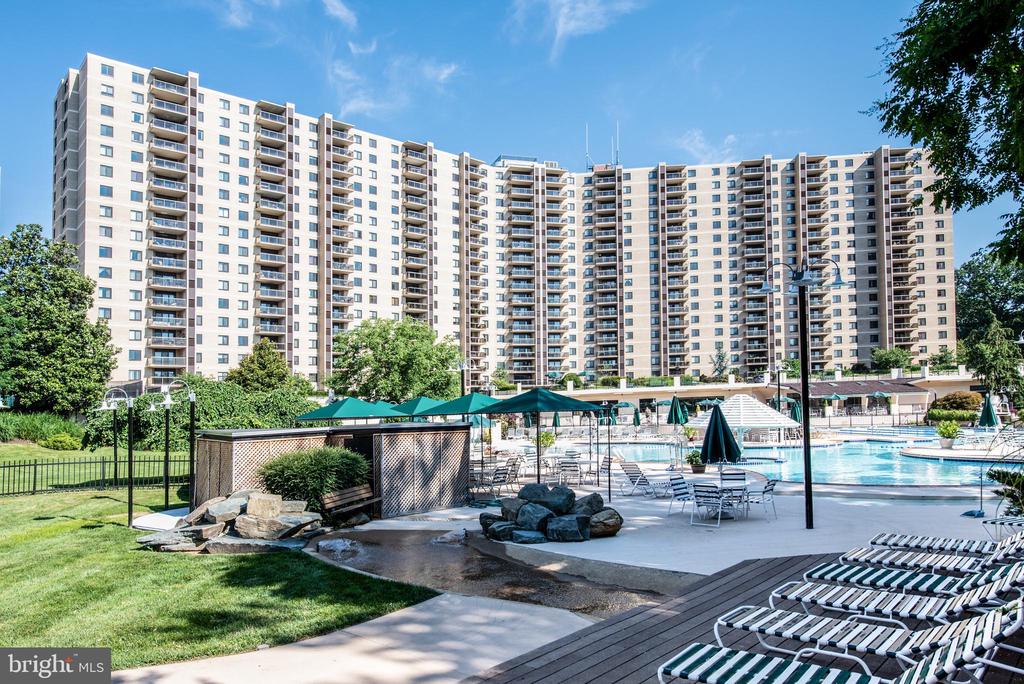 309 YOAKUM PARKWAY 1402