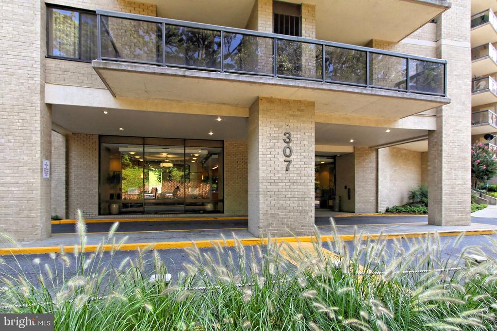 307 YOAKUM PARKWAY 1206