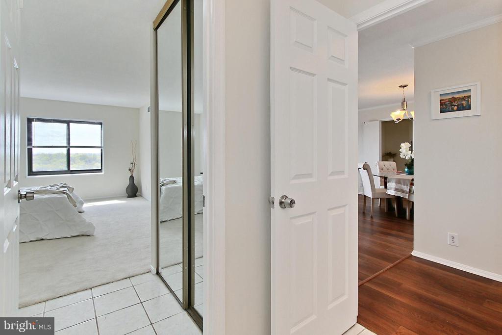 307 YOAKUM PARKWAY 1206