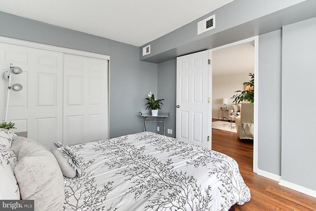 307 YOAKUM PARKWAY 1206