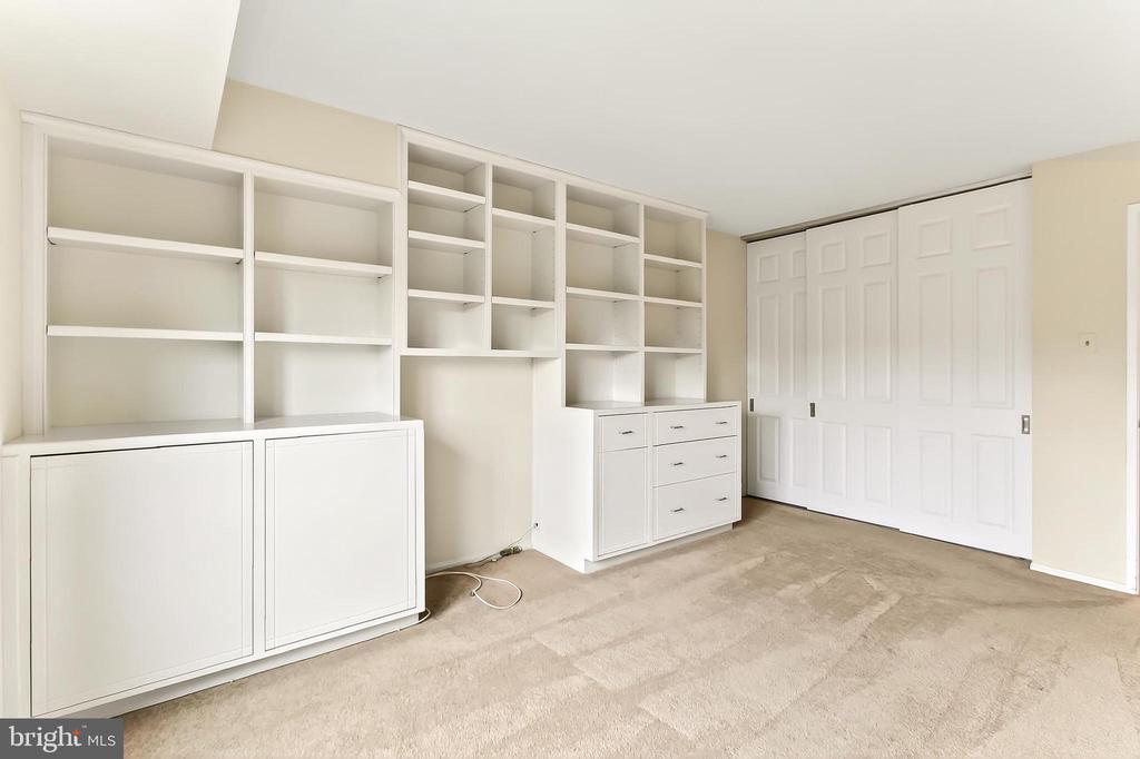 205 YOAKUM PARKWAY 822