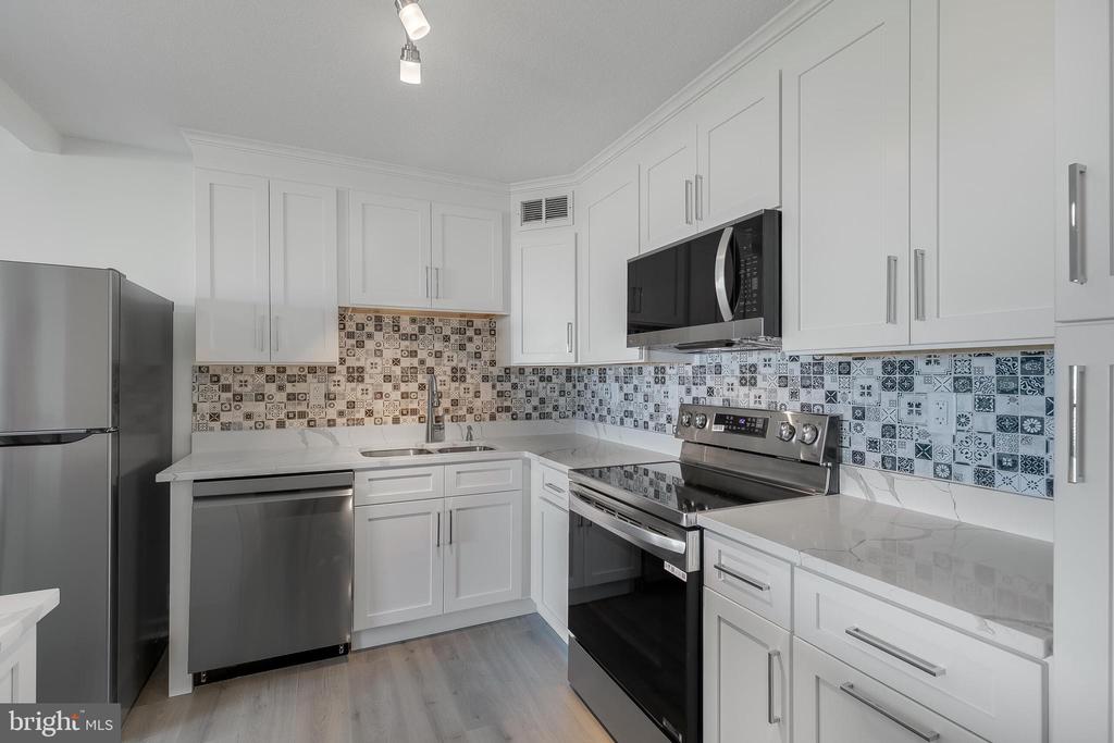 307 YOAKUM PARKWAY 1715