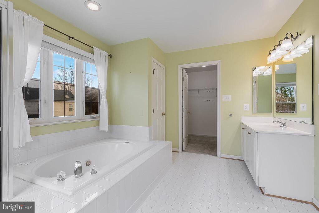 7704 CASHLAND COURT