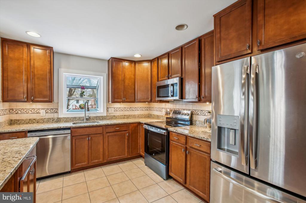 8313 FORT HUNT ROAD