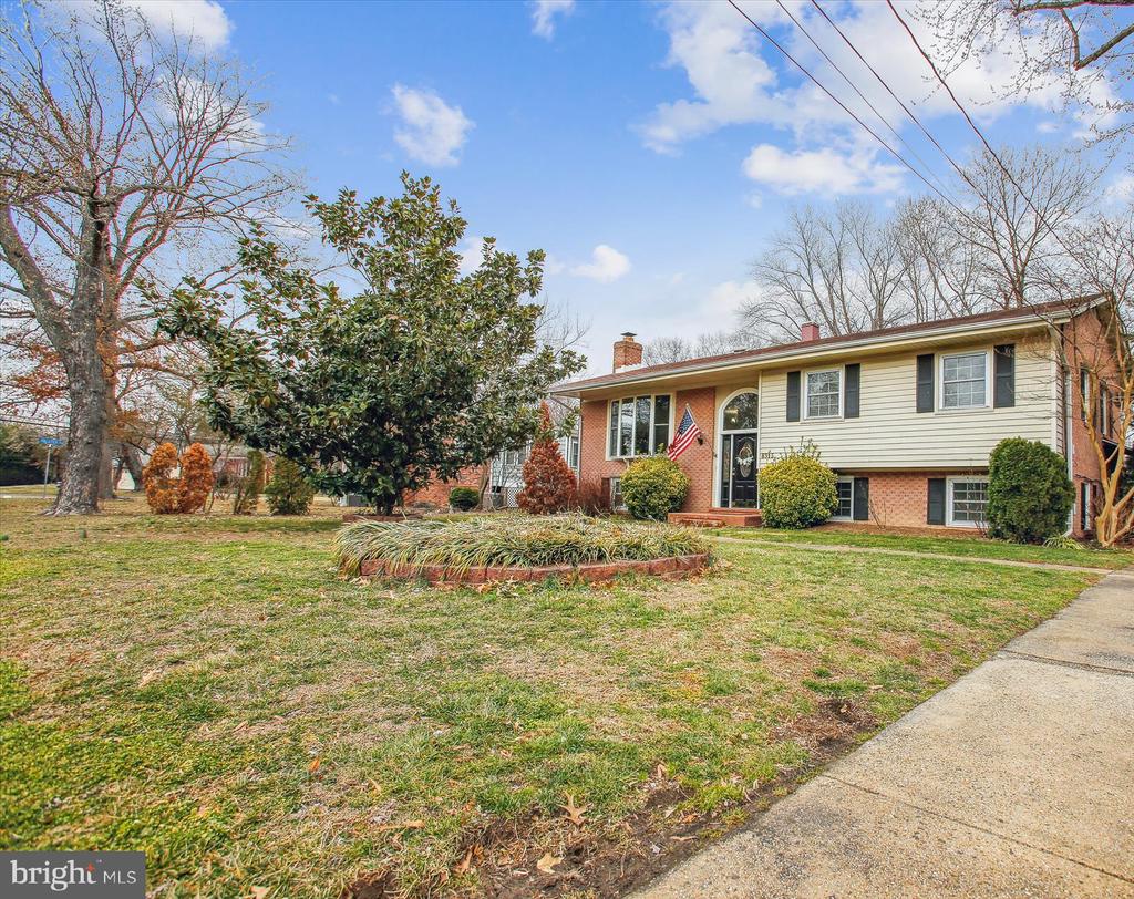 8313 FORT HUNT ROAD
