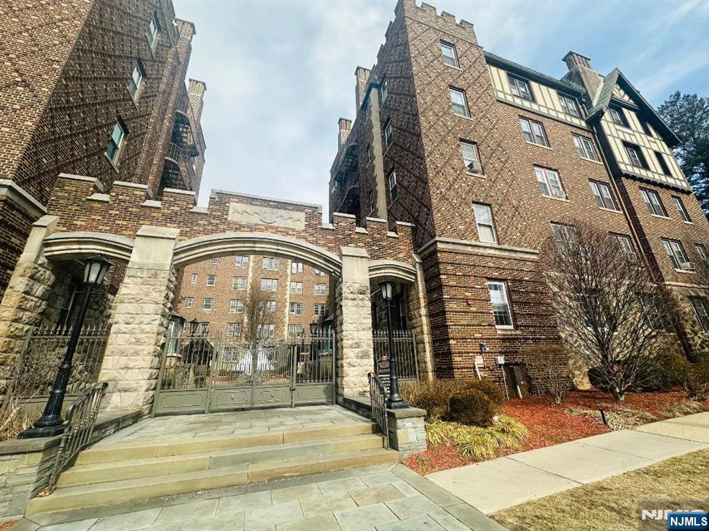 275 Engle Street J3