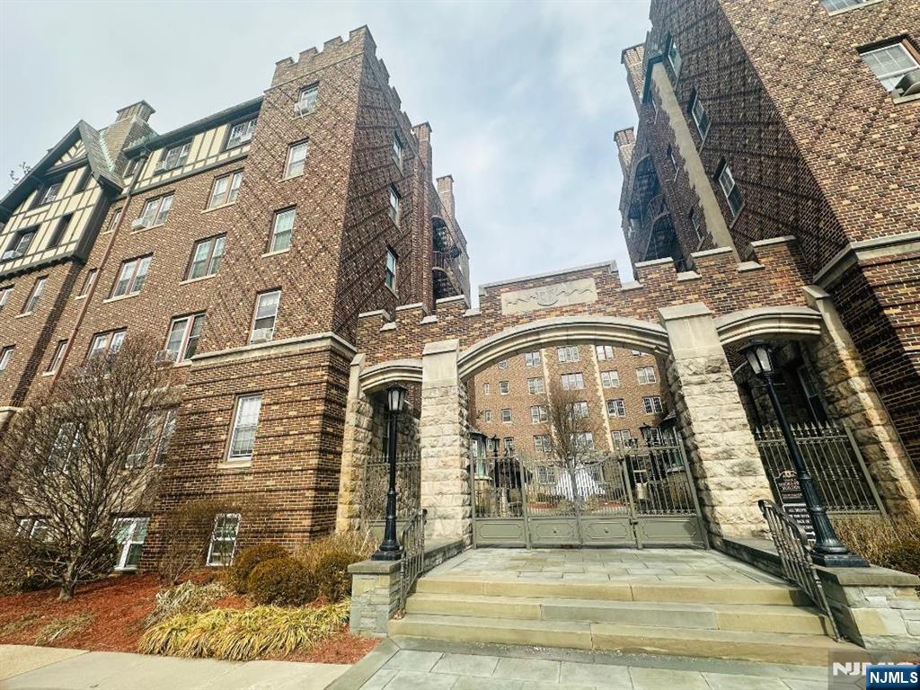 275 Engle Street J3