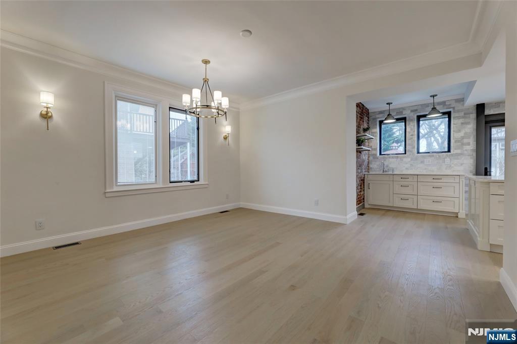 5 Crescent Way