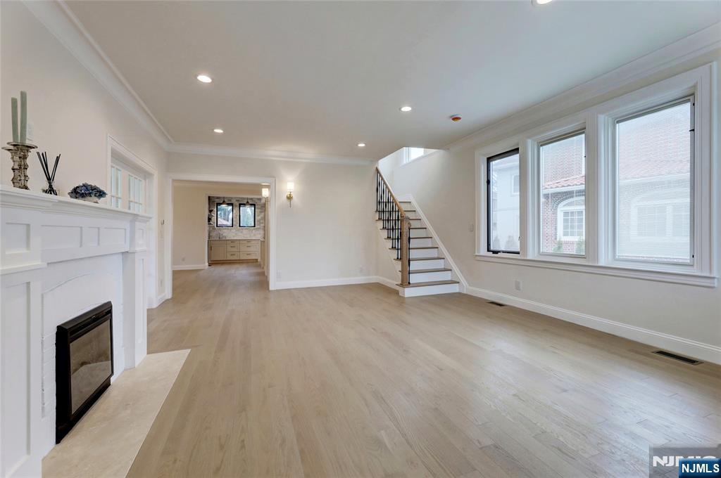 5 Crescent Way