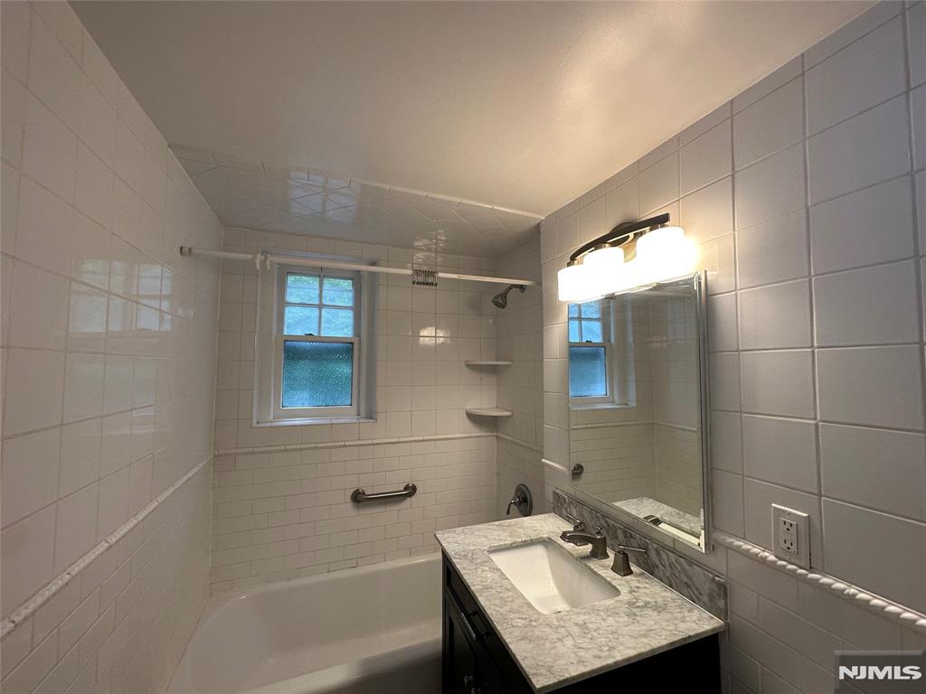 185 E Palisade Avenue D4A