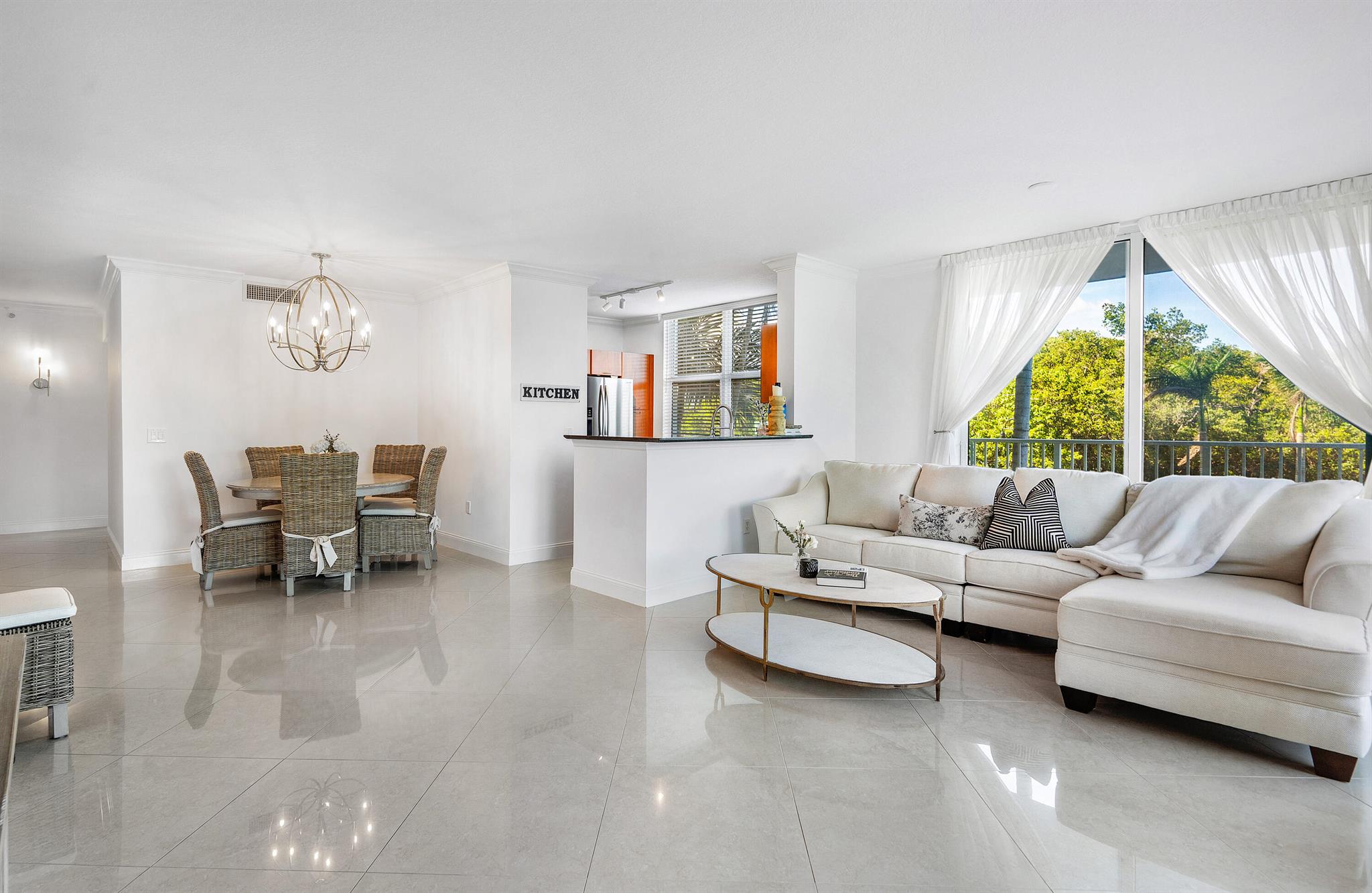 700 E Boulevard 202