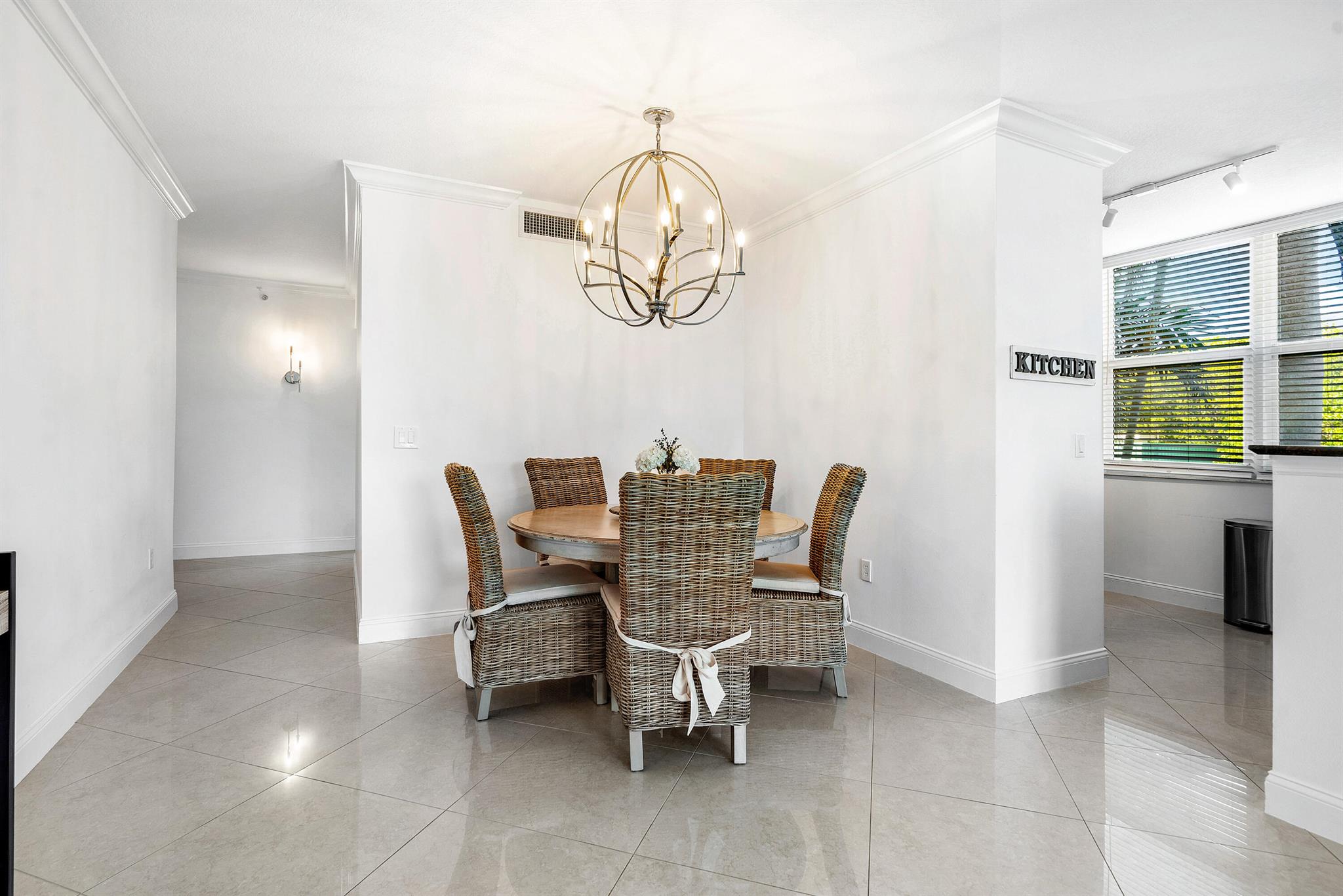 700 E Boulevard 202
