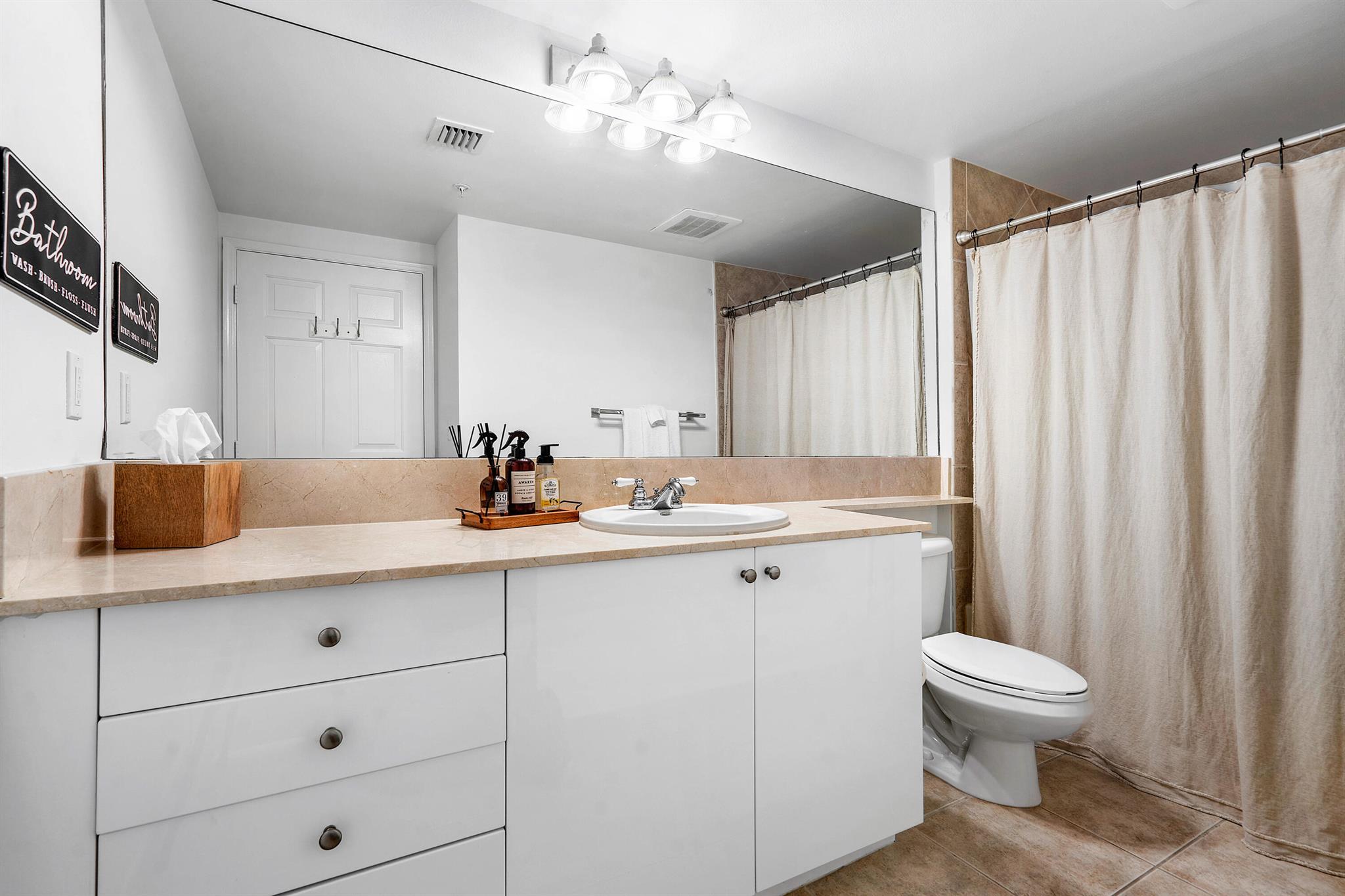 700 E Boulevard 202
