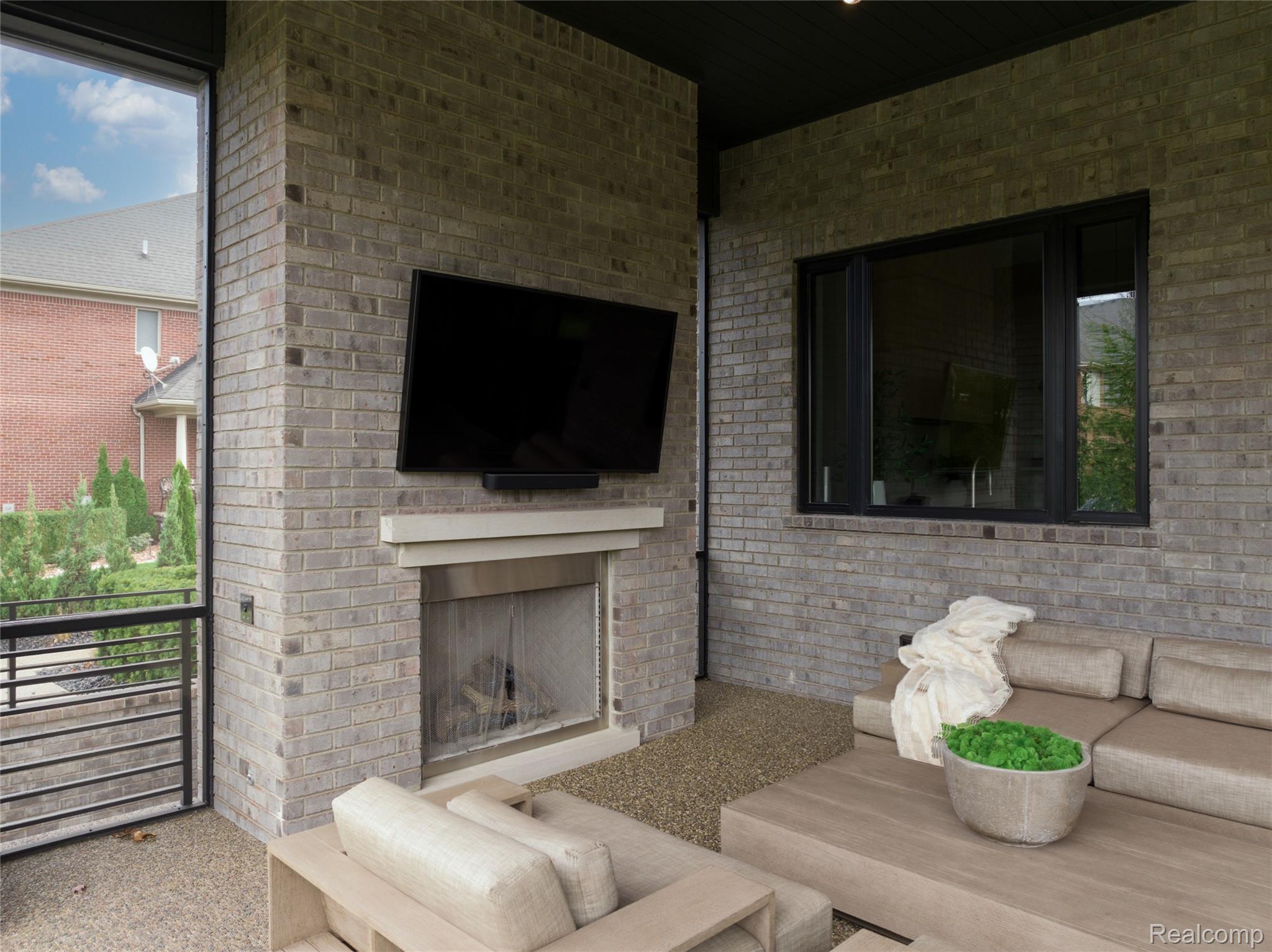 4512 Pinnacle Boulevard