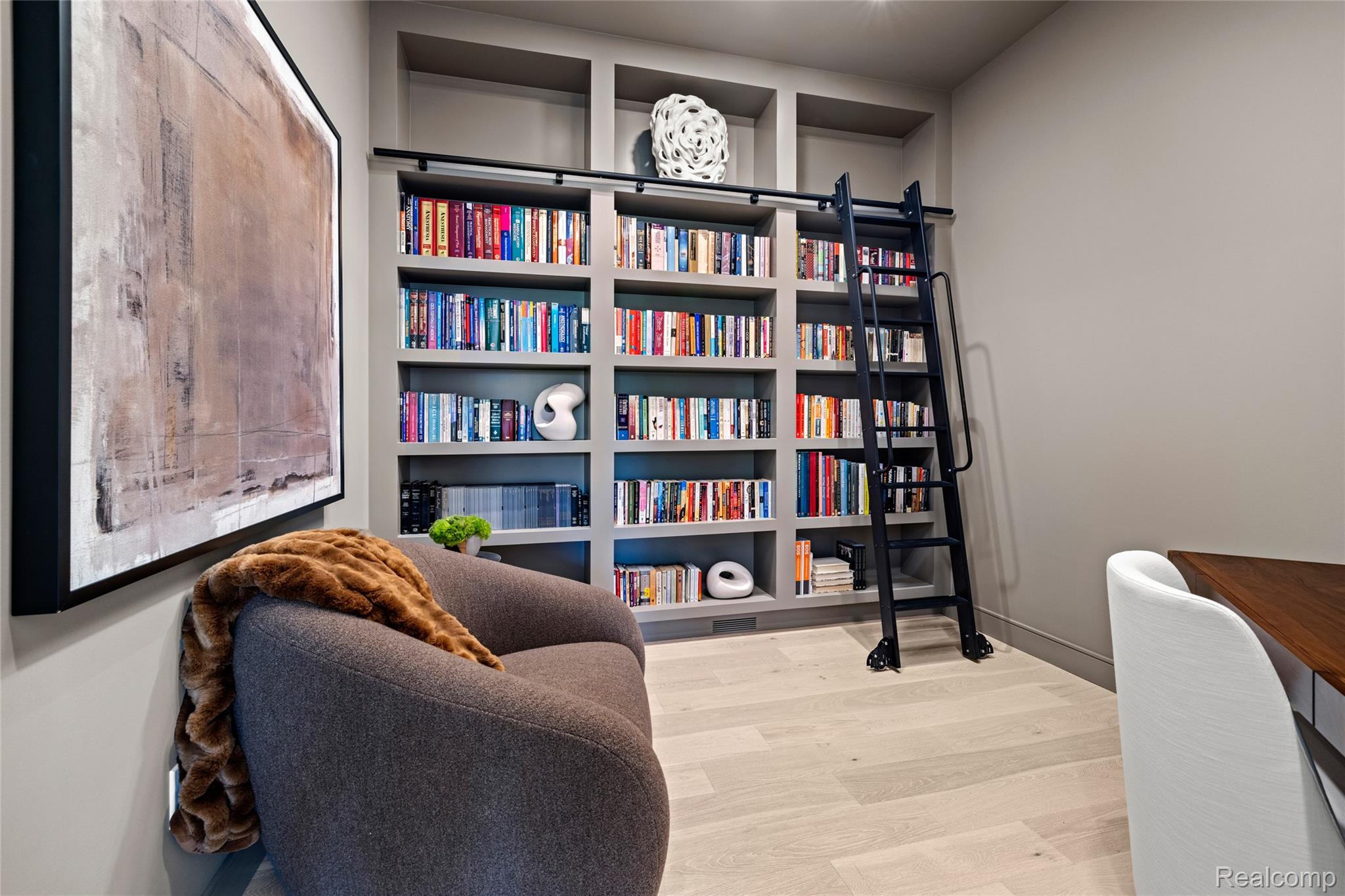 4512 Pinnacle Boulevard