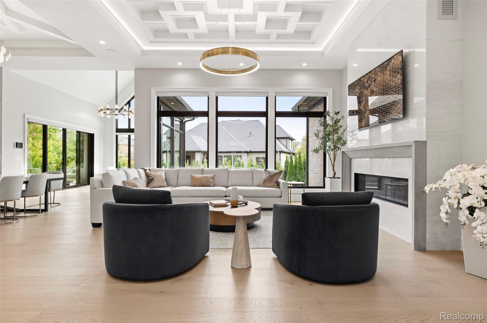 4592 Pinnacle Boulevard