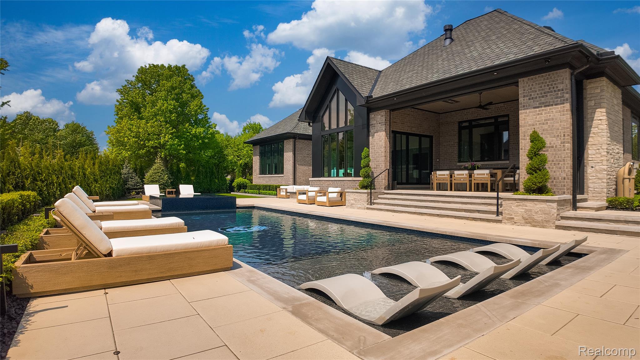 4592 Pinnacle Boulevard