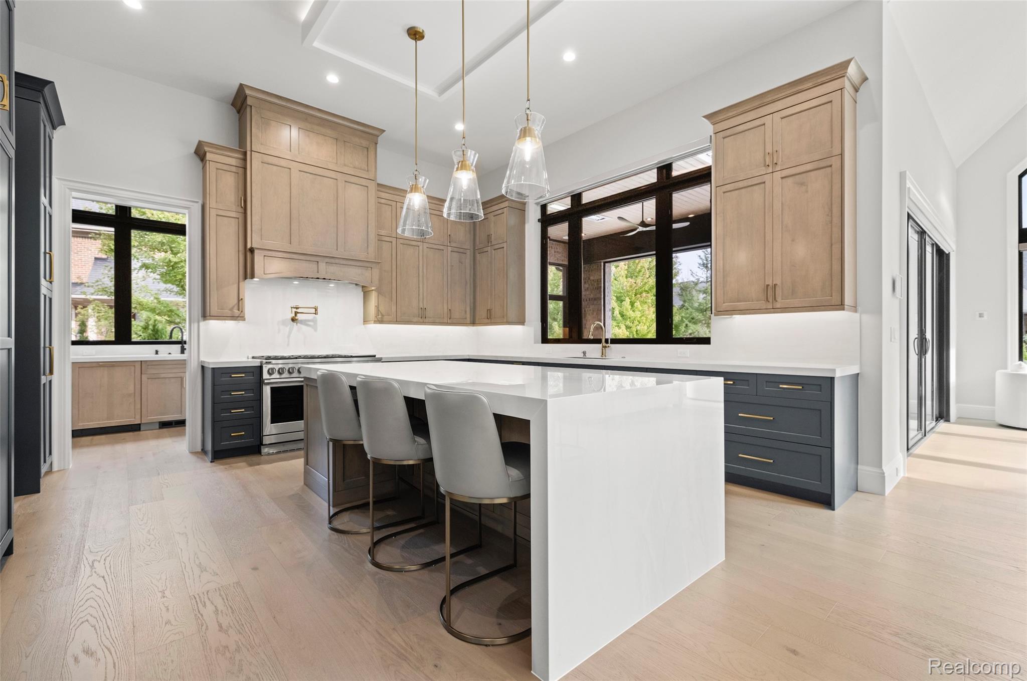 4592 Pinnacle Boulevard