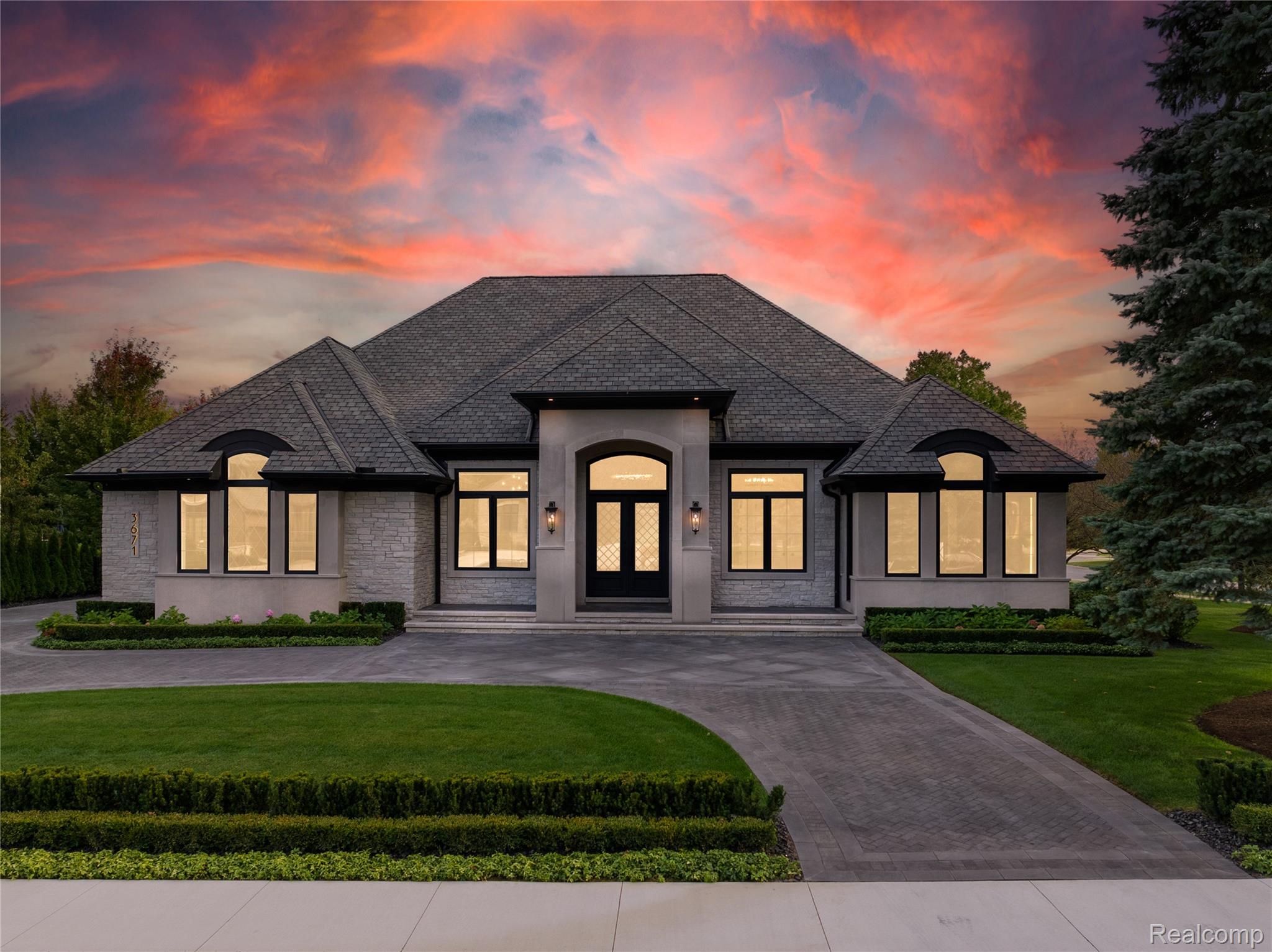 4592 Pinnacle Boulevard