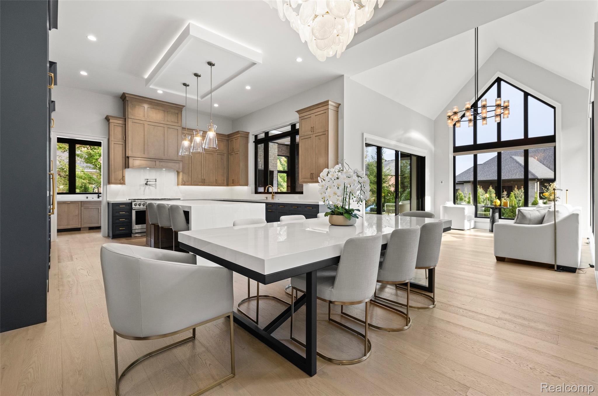 4592 Pinnacle Boulevard