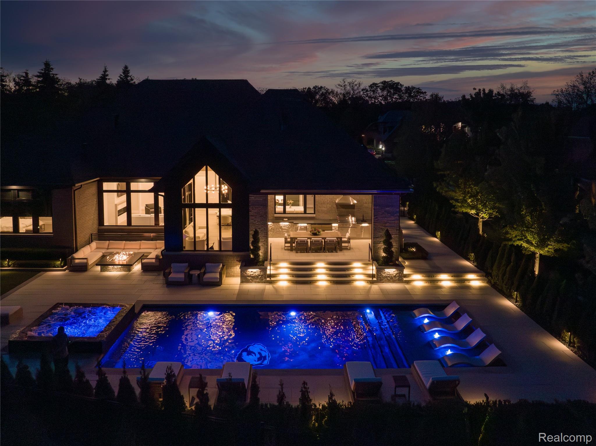 4592 Pinnacle Boulevard