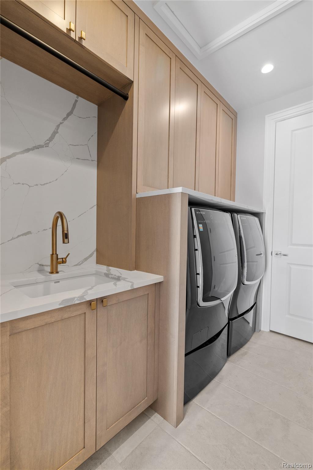 4554 Pinnacle Boulevard