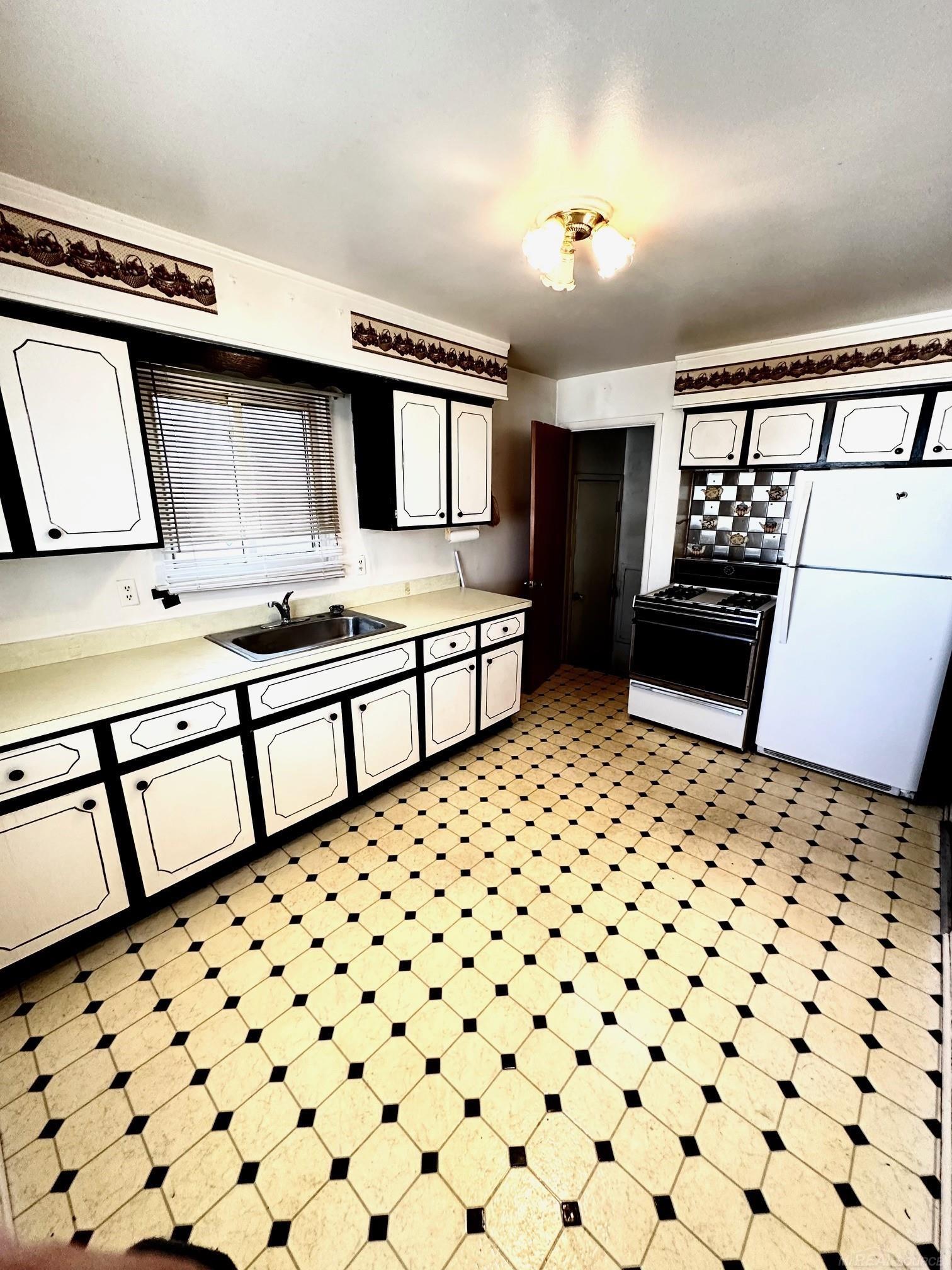 19598 Broadacres Street