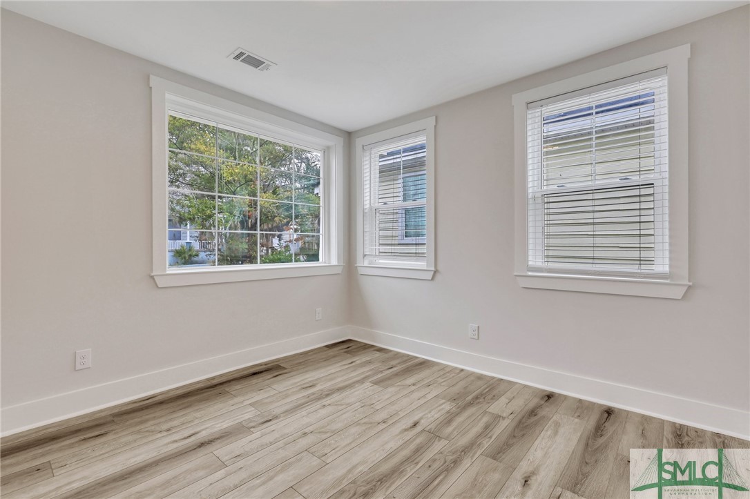 733 W Victory Drive
