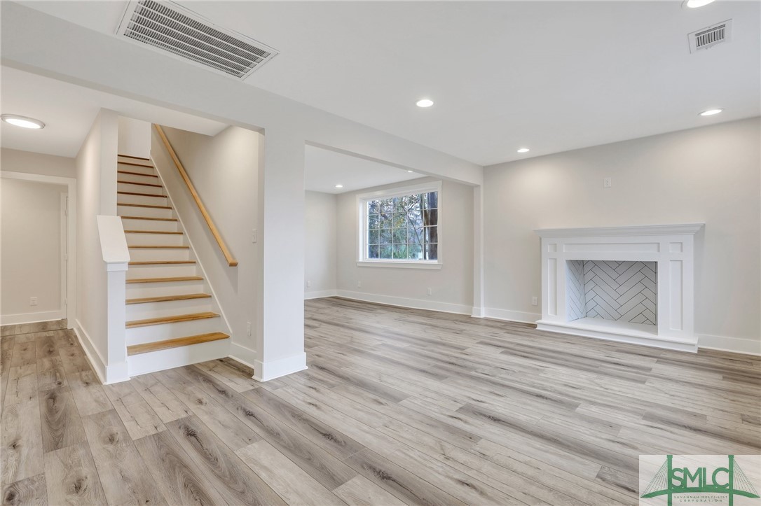 733 W Victory Drive