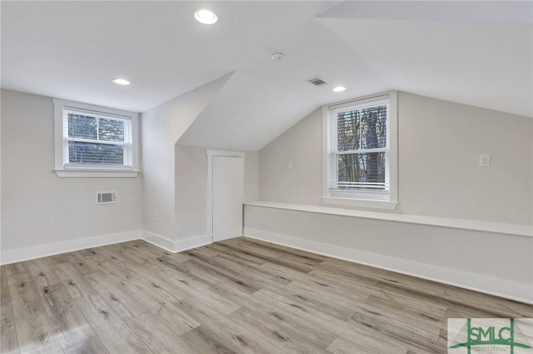 733 W Victory Drive