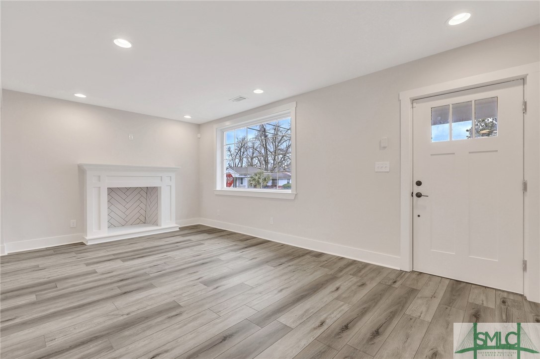 733 W Victory Drive