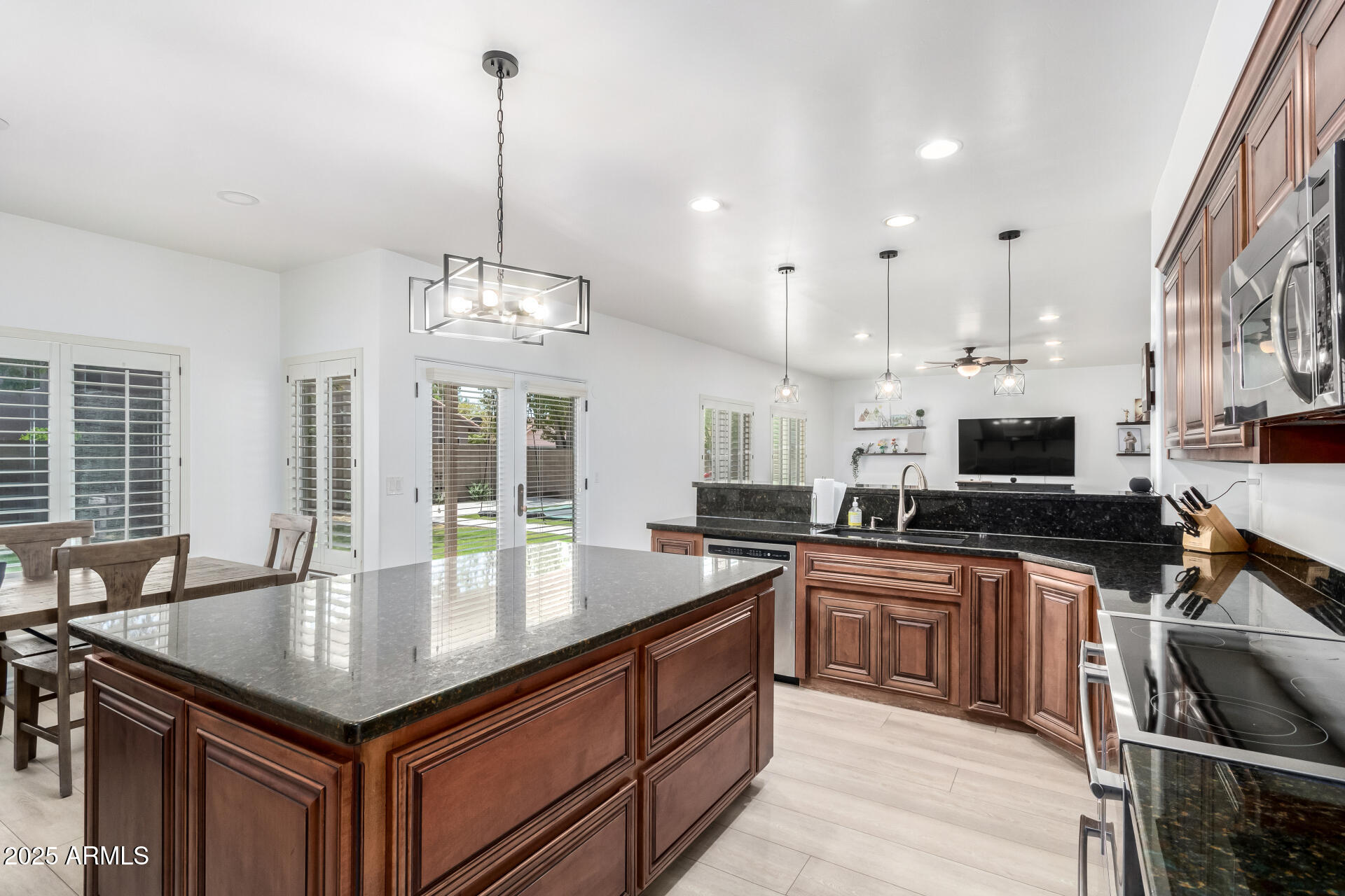 2863 E MALLORY Street