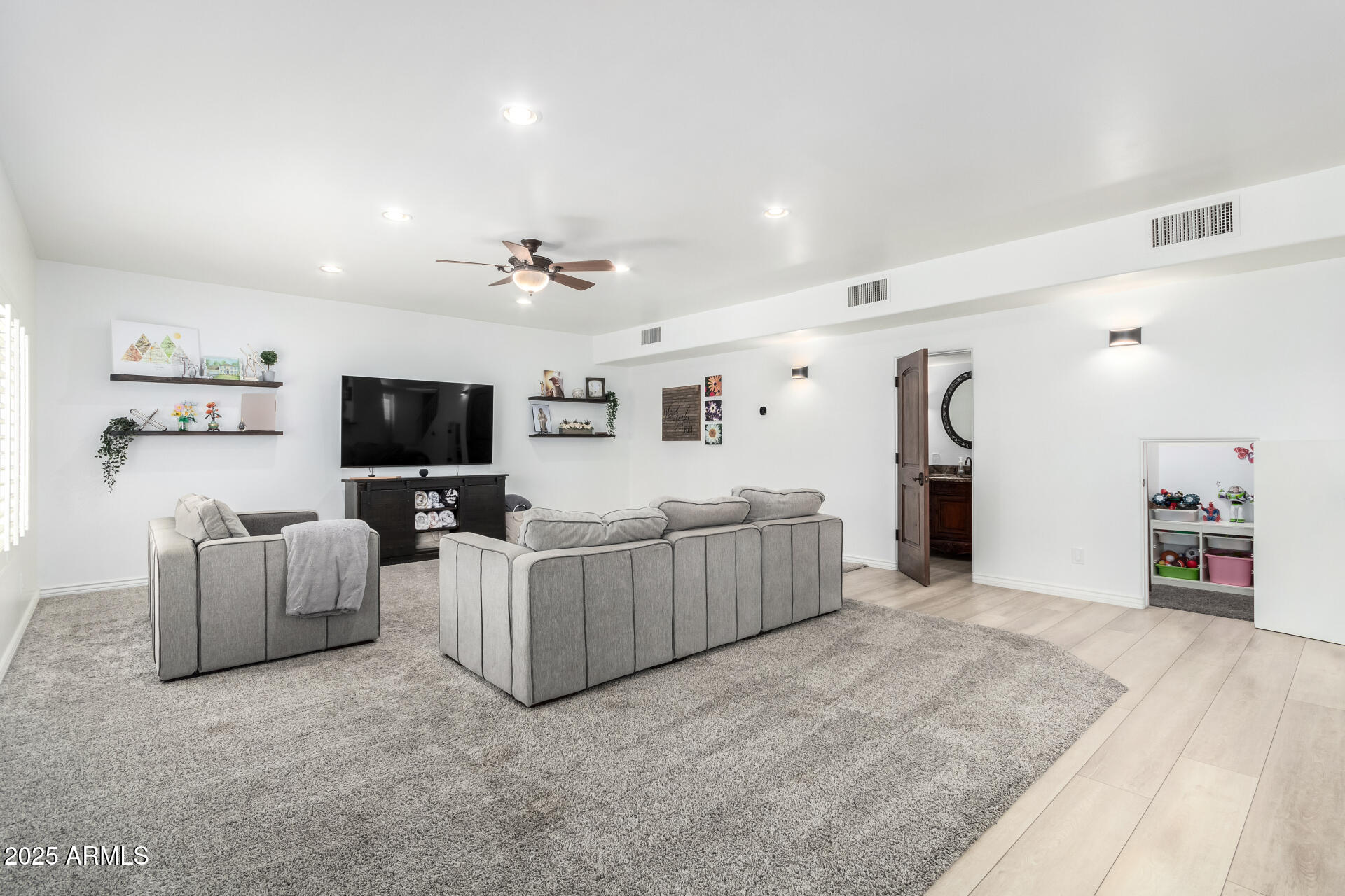 2863 E MALLORY Street